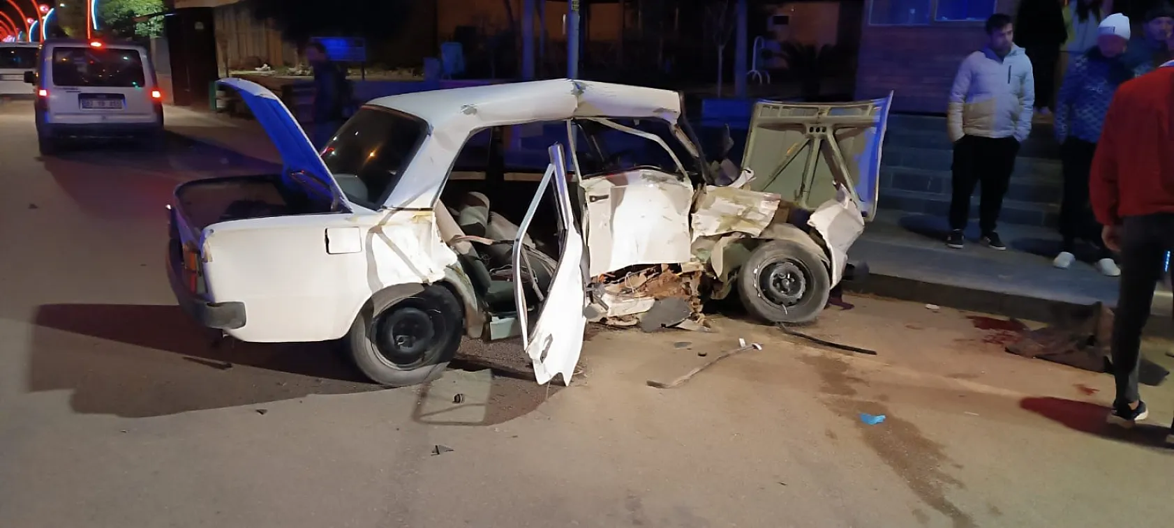 Tofaş otomobilin hurdaya döndüğü kazada 1'i ağır 3 kişi yaralandı