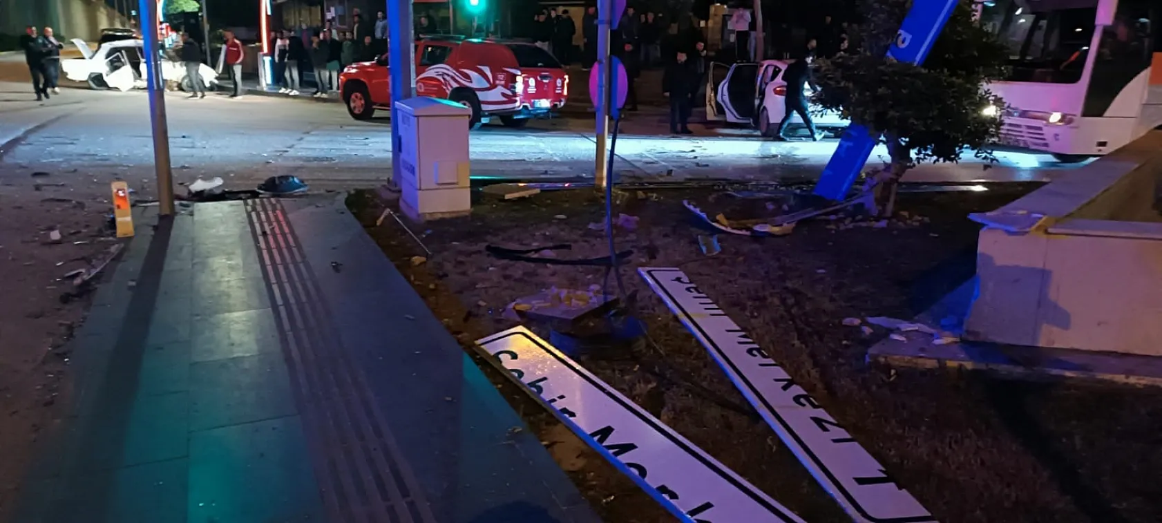 Tofaş otomobilin hurdaya döndüğü kazada 1'i ağır 3 kişi yaralandı