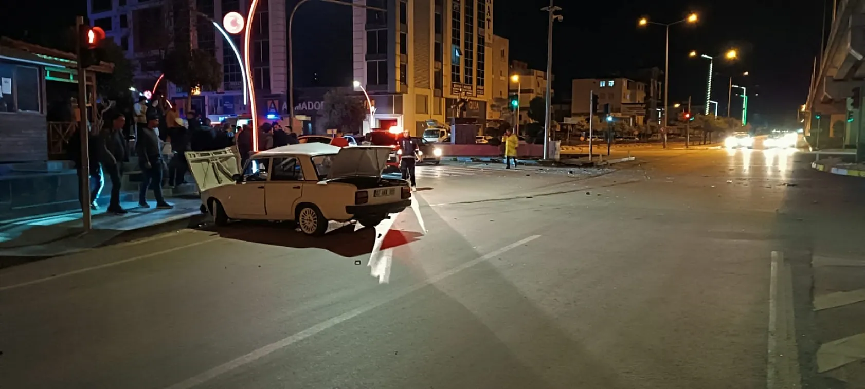 Tofaş otomobilin hurdaya döndüğü kazada 1'i ağır 3 kişi yaralandı