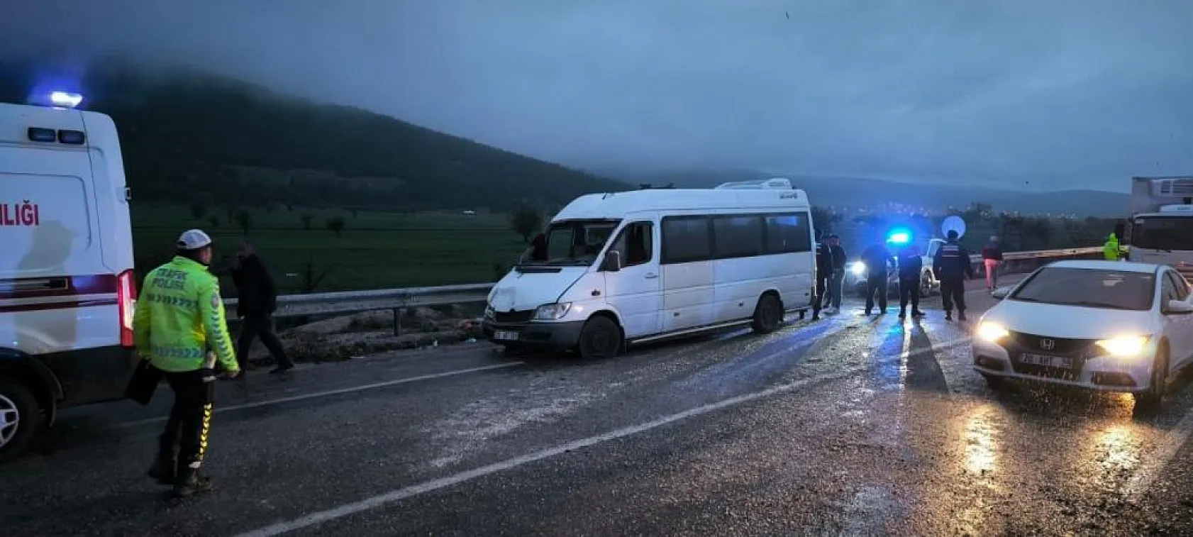 Tekstil işçilerini taşıyan minibüs karşı şeride geçerek otomobille çarpıştı: 1'i ağır 13 yaralı