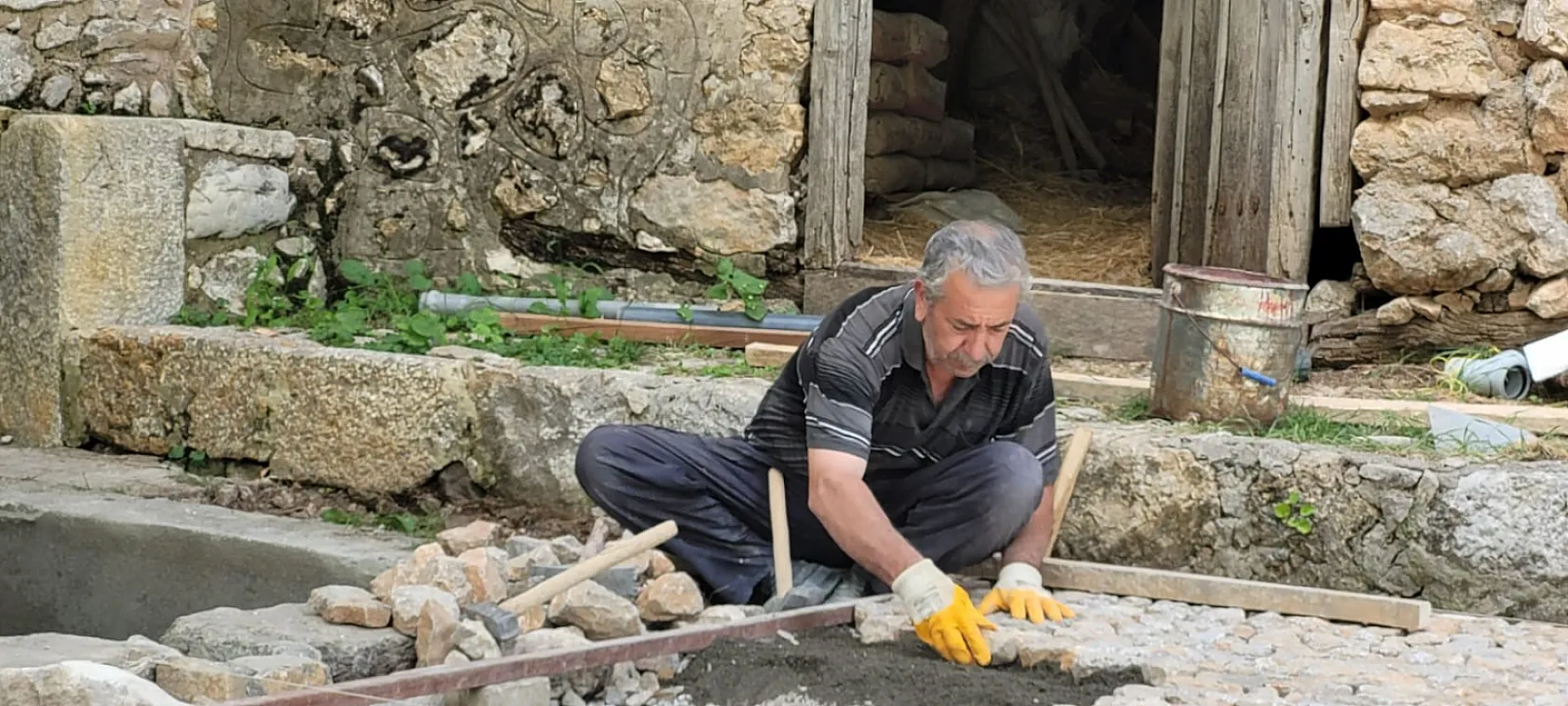 Ekmeğini 45 yıldır taştan çıkarıyor