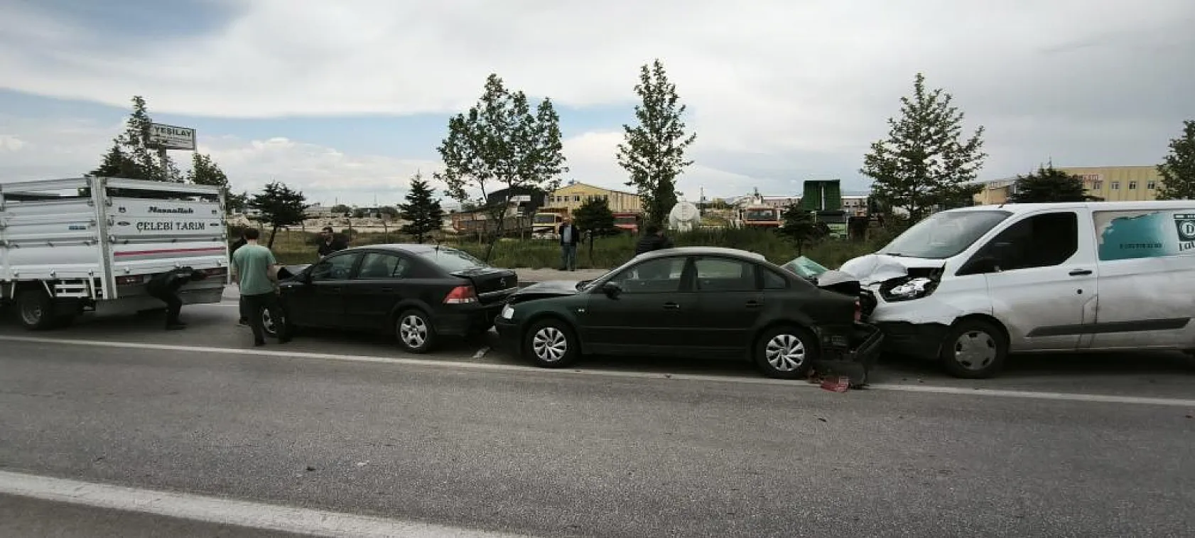 Zincirleme trafik kazası, 4 araç birbirine girdi