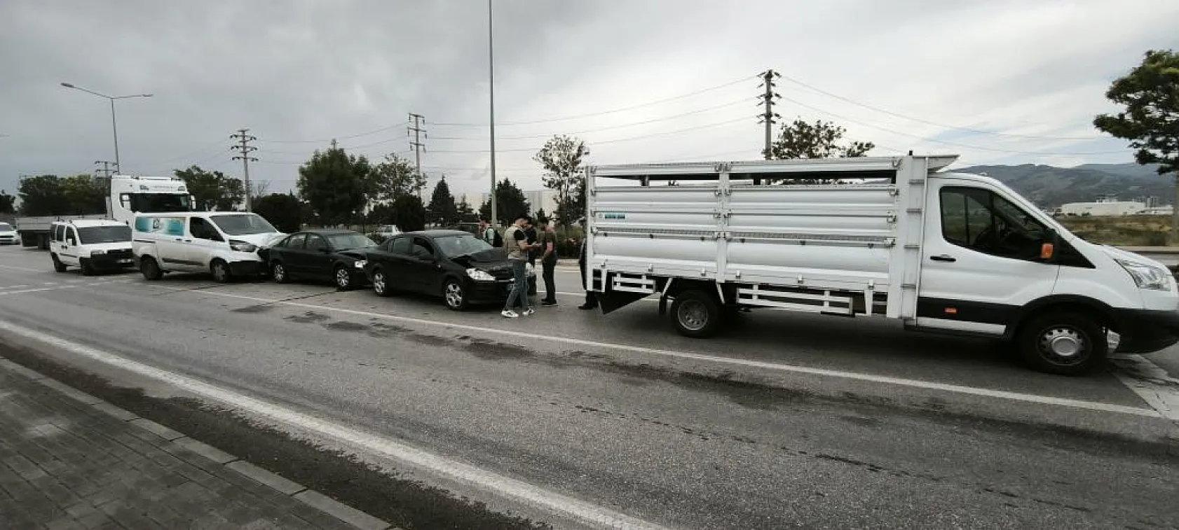 Zincirleme trafik kazası, 4 araç birbirine girdi