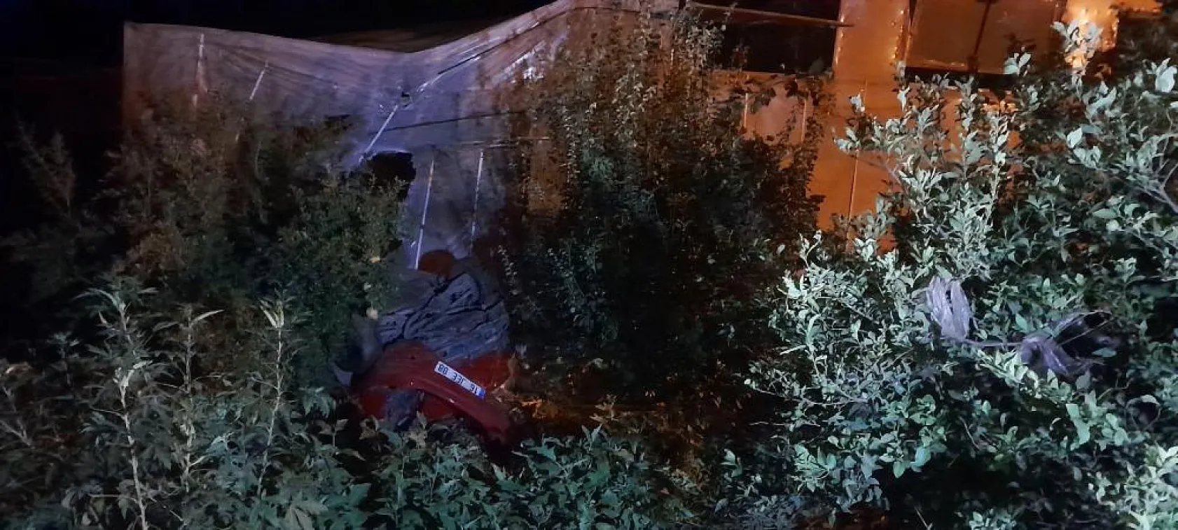 Yoldan çıkan otomobil seraya çarptı: 5 yaralı