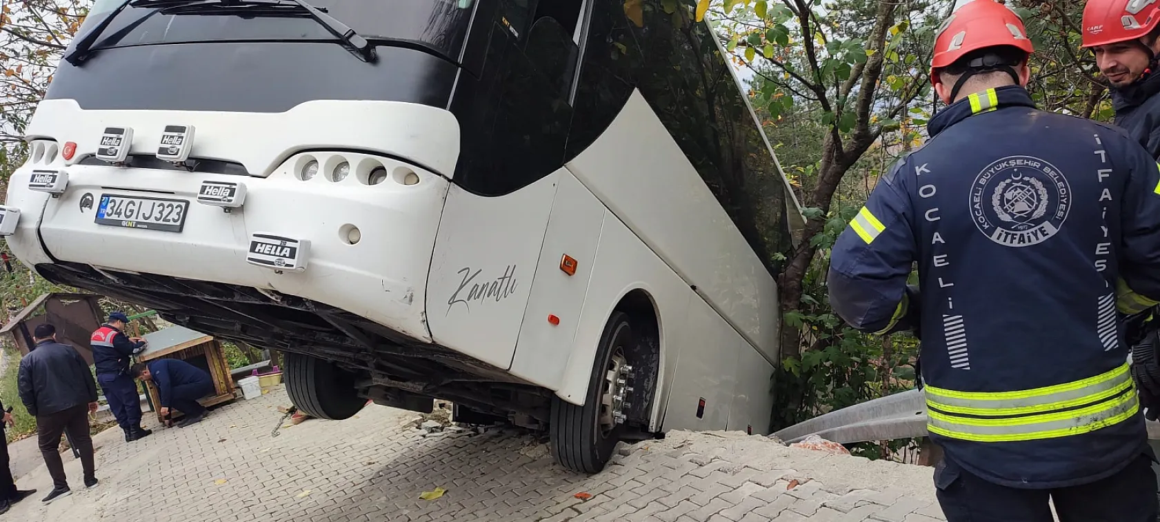 Facianın eşiğinden dönüldü: Tur otobüsü şarampole düştü