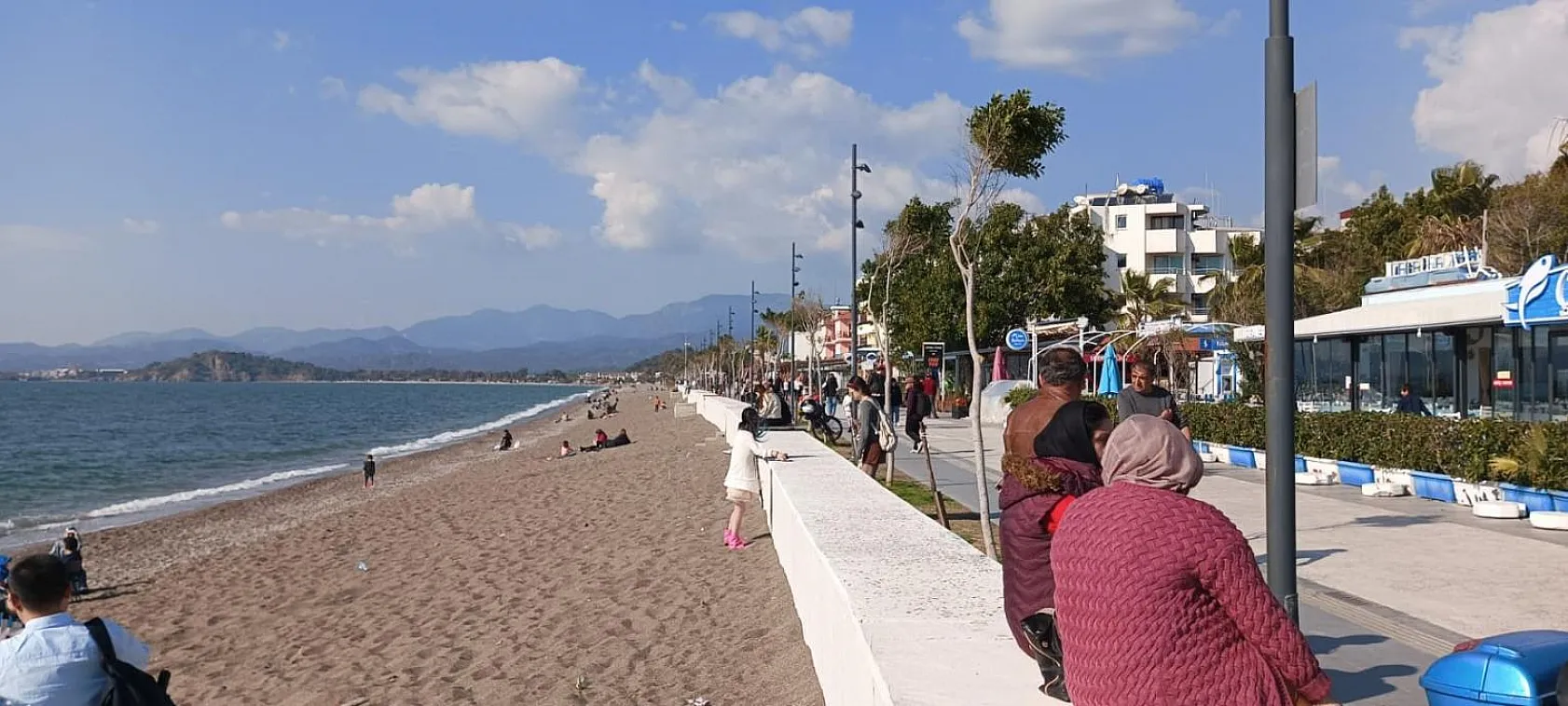 Fethiye'de güneşli havayı gören kendini Çalış Sahili'ne attı