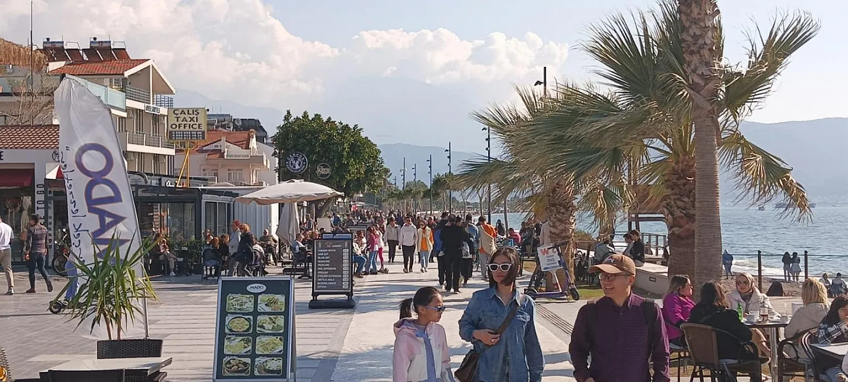 Fethiye'de güneşli havayı gören kendini Çalış Sahili'ne attı