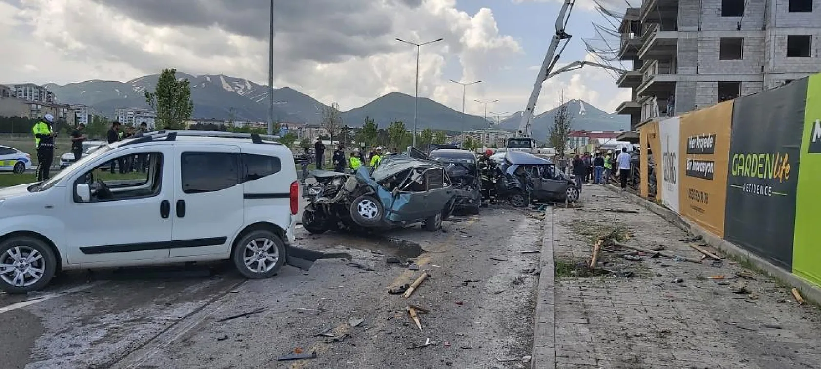 Kontrolden çıkan beton mikseri park halindeki 8 aracı biçti
