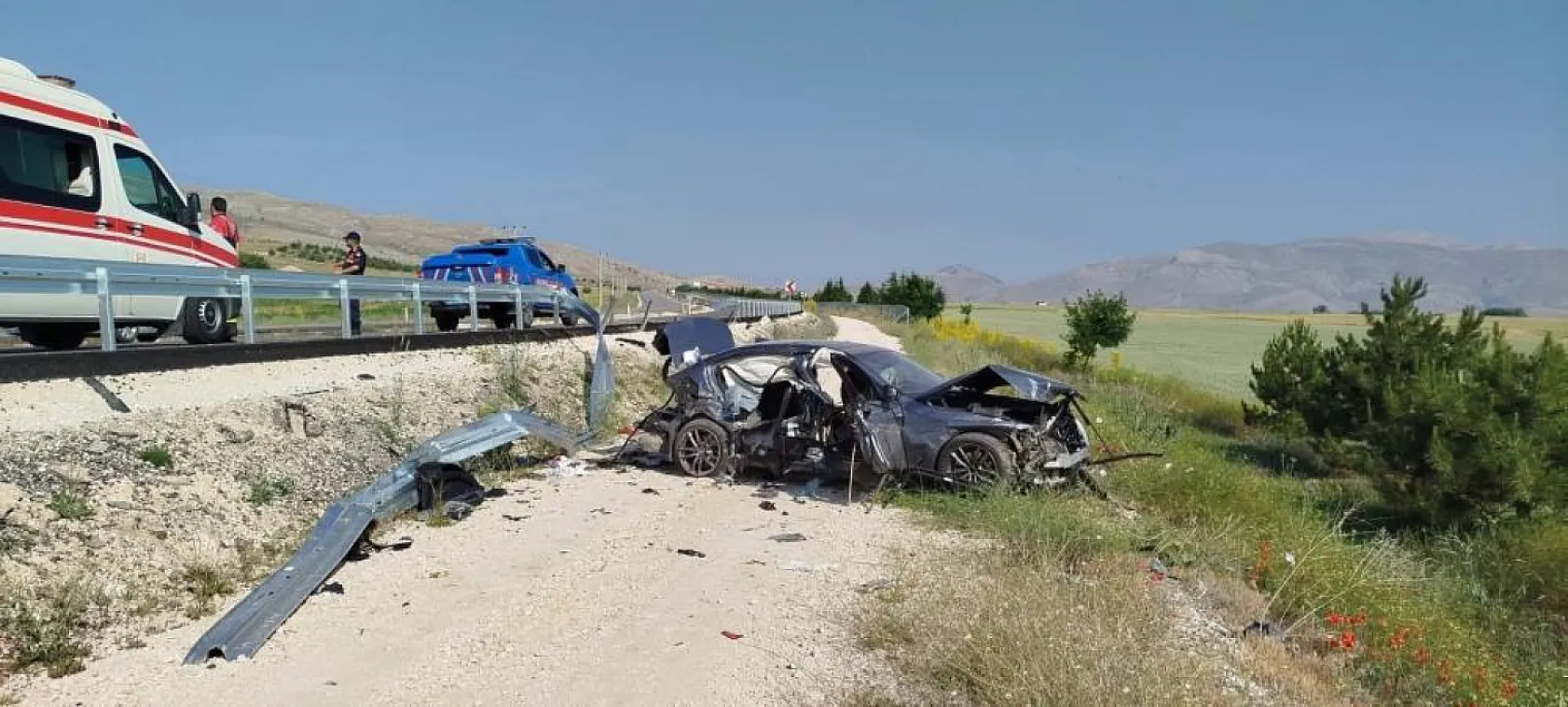 Antalya yolunda korku dolu anlar: Bariyerleri aşıp devrildiler