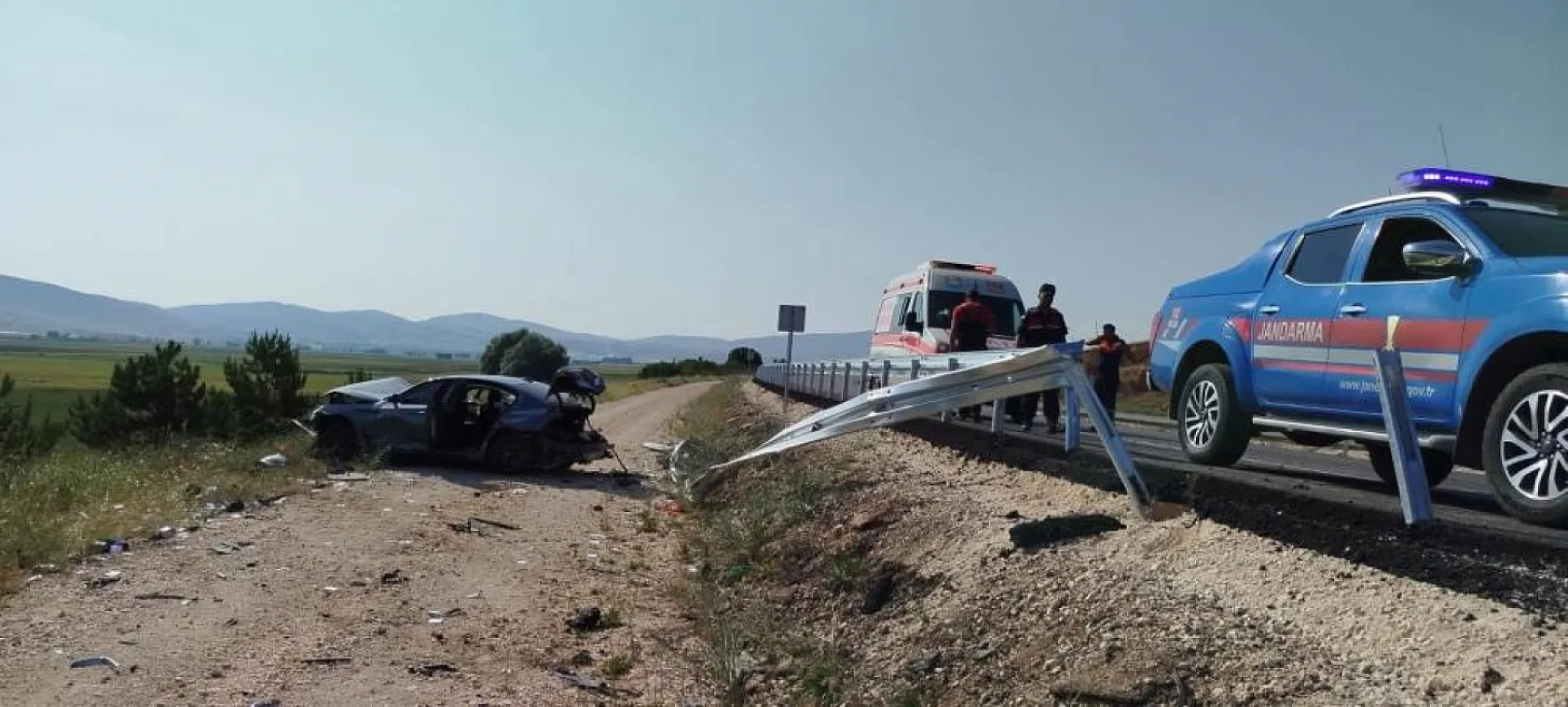 Antalya yolunda korku dolu anlar: Bariyerleri aşıp devrildiler