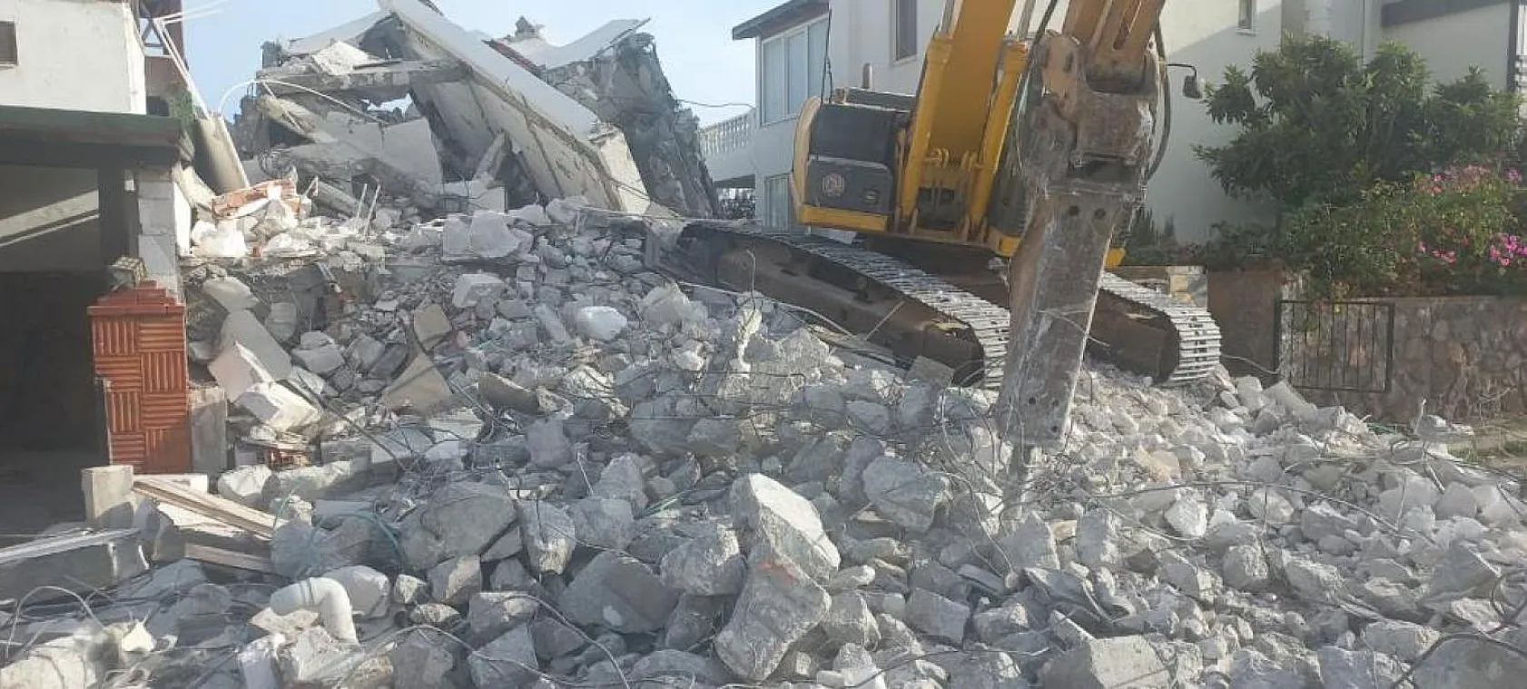 İki kaçak yapıda daha yıkım işlemi uygulandı
