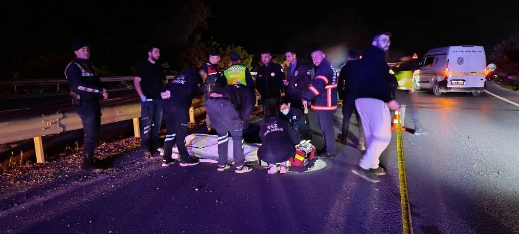 Bariyer ve aydınlatma direğine çarpan motosiklet sürücüsü hayatını kaybetti