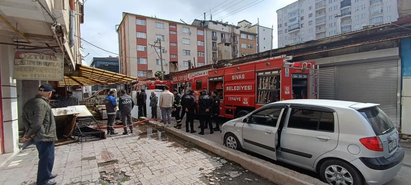 Korkutan yangın! İş yeri alevlere teslim oldu