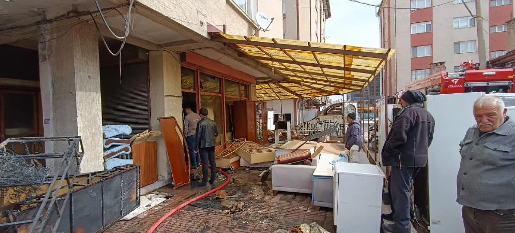 Korkutan yangın! İş yeri alevlere teslim oldu