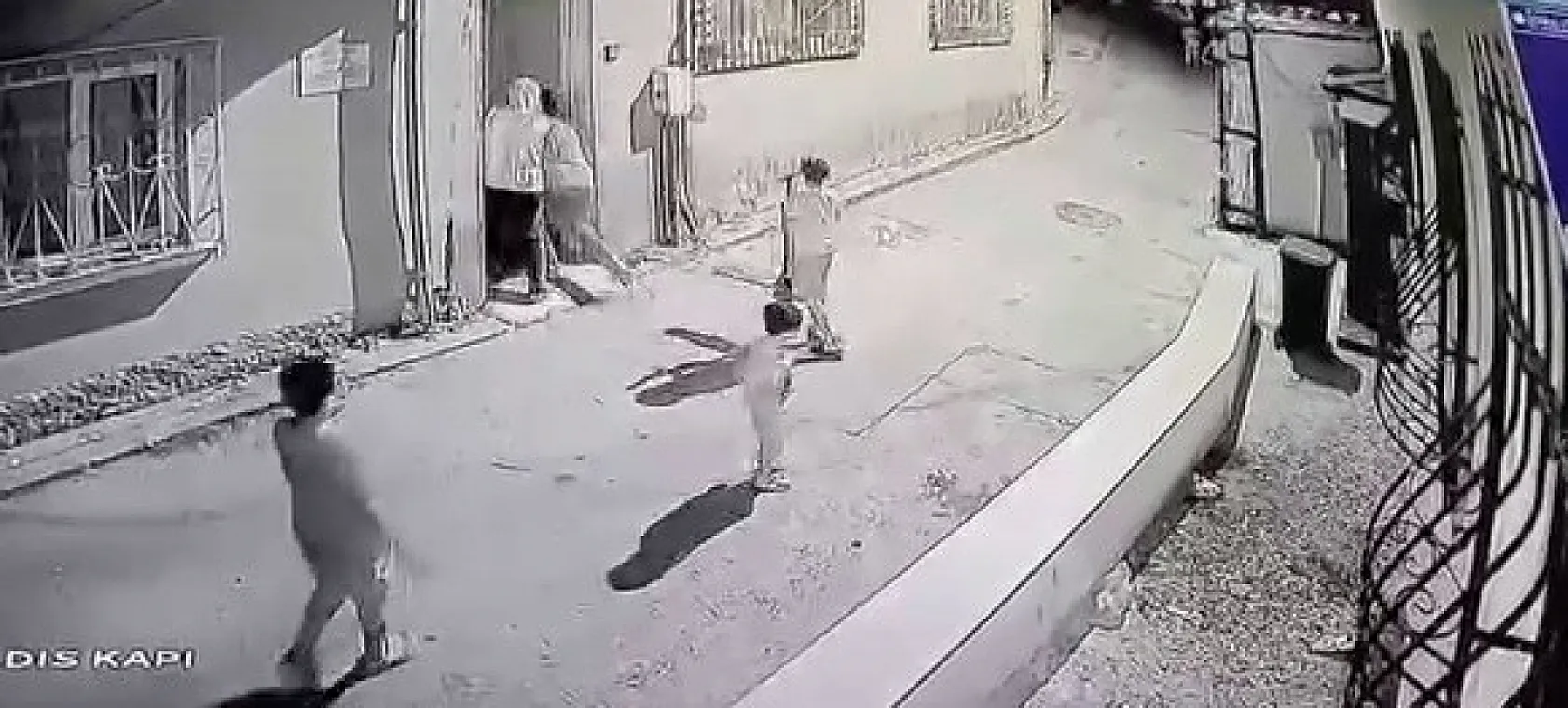 Palyaço Kıyafetli Şüpheli Çocukları Kovaladı