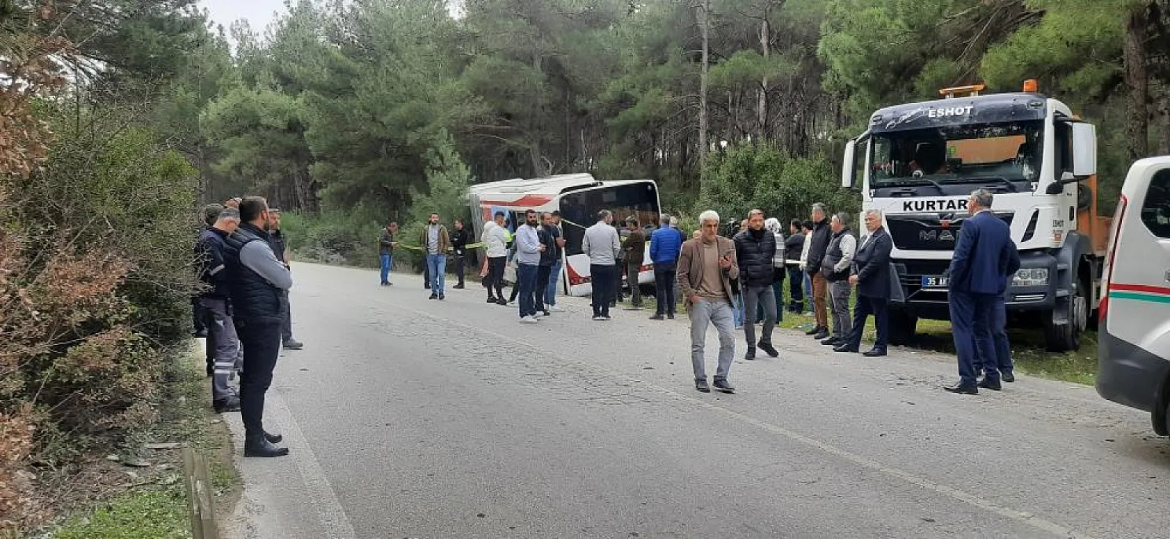 Yolcuların olduğu otobüse tır çarptı, ölü ve yaralılar var