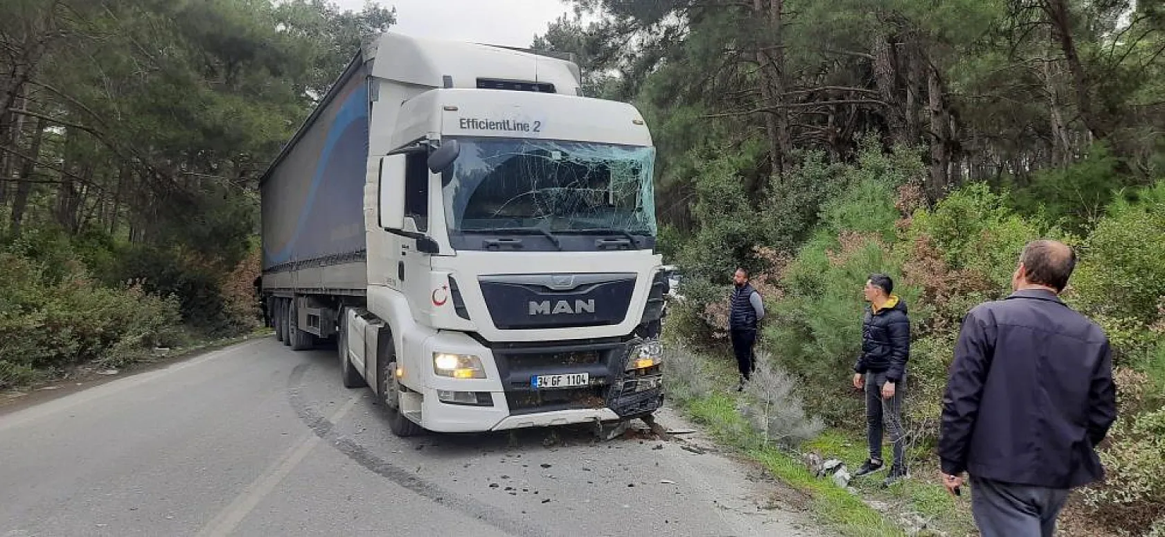 Yolcuların olduğu otobüse tır çarptı, ölü ve yaralılar var