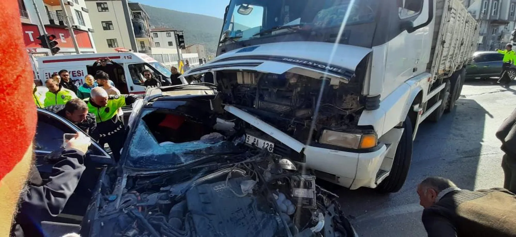 Kırmızı ışık ihlali yapan lüks otomobilin kamyona çarptığı kazada can pazarı