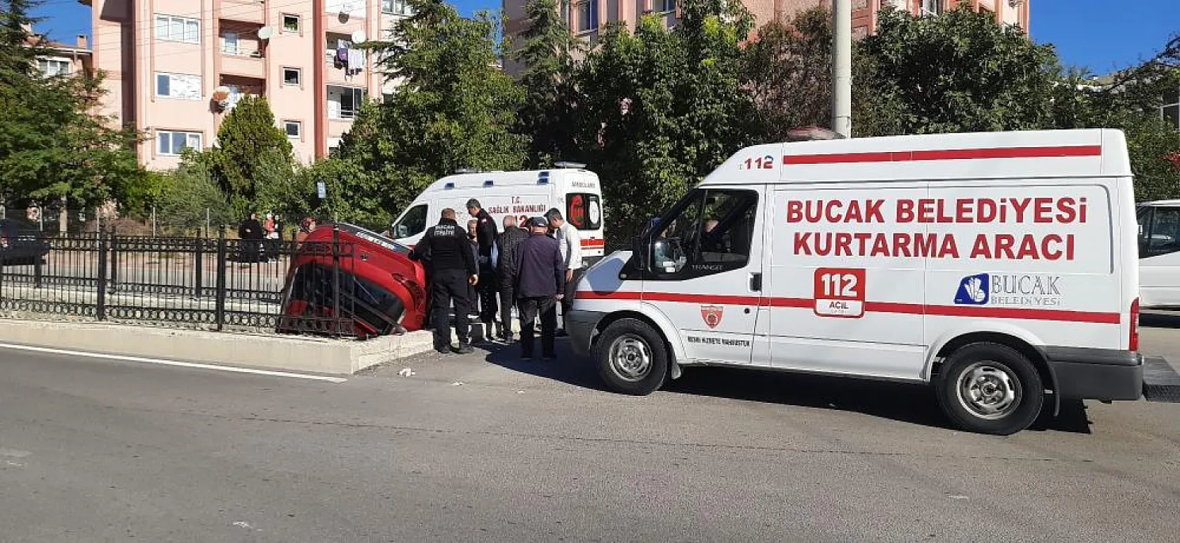 Direksiyon hakimiyetini kaybetti, araç kanala uçtu: 1 yaralı