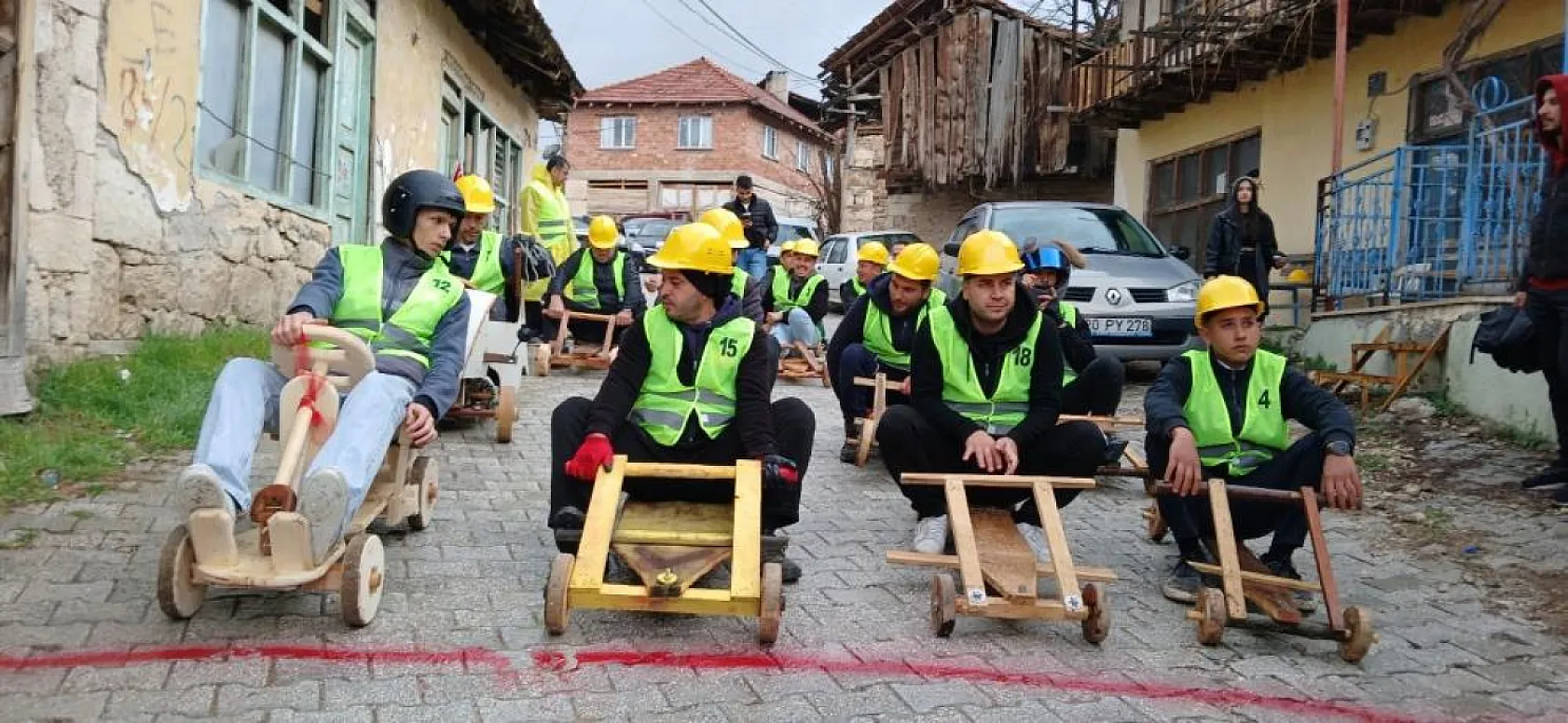 Fren yok, heyecan çok, geleneksel tahta araba yarışı nefesleri kesti