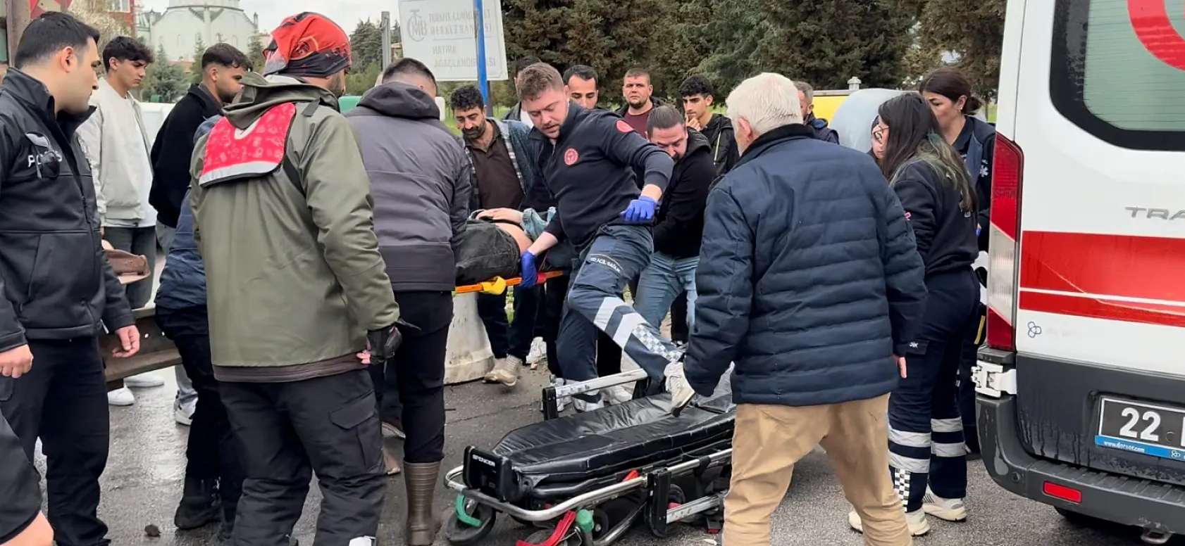 Kazada kamyonun altına sürüklenen motosikletteki 2 kişi yaralandı