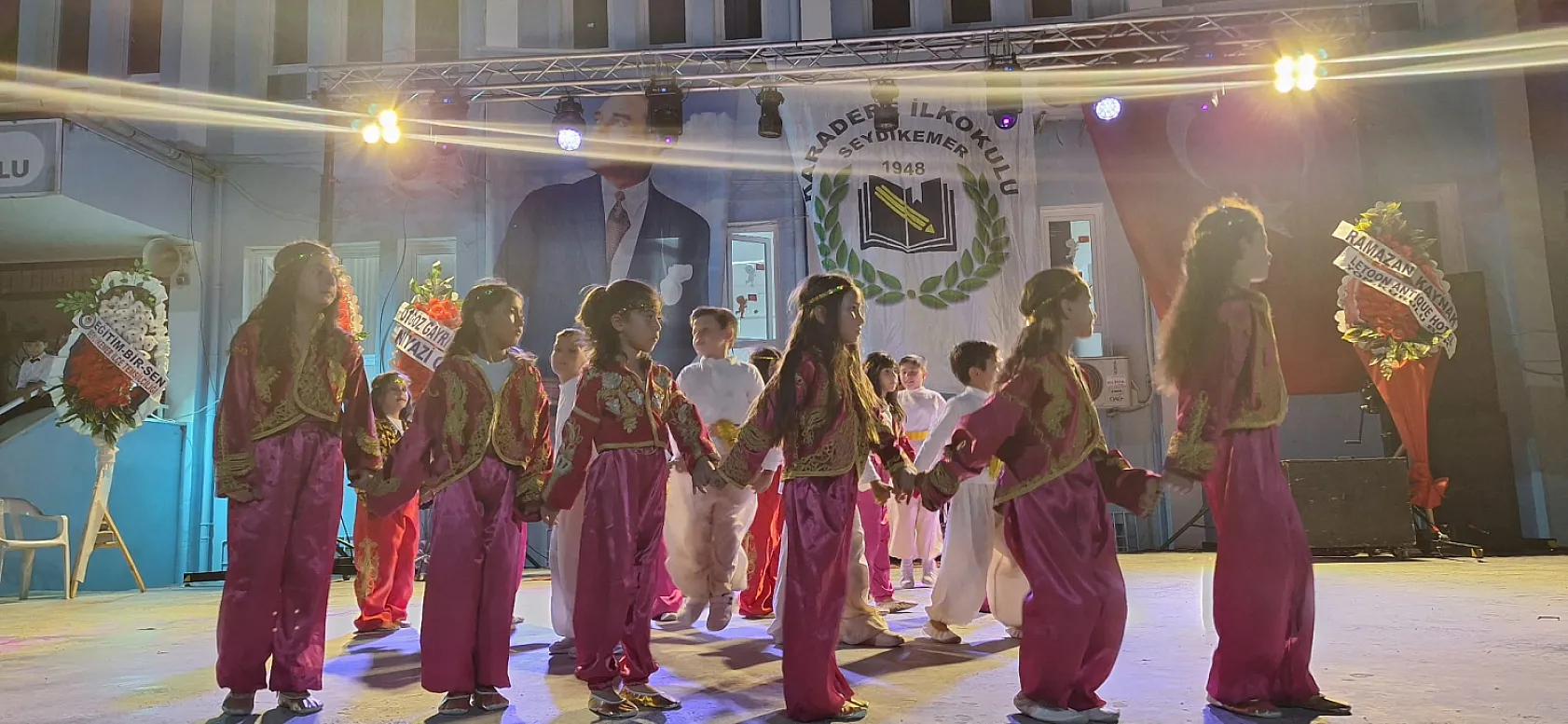Seydikemer'de Karadere İlkokulu Mezuniyet ve Yıl Sonu Gecesi Büyük İlgi Gördü