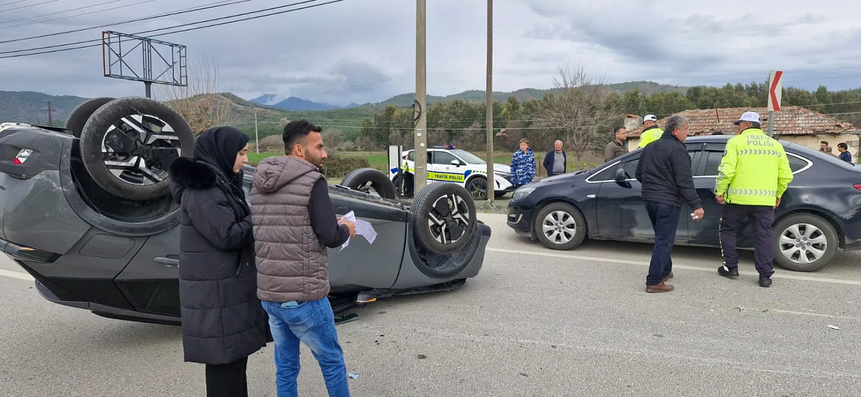 Seydikemer Zorlar Mahallesi'nde Kaza: İki Araç Bariyerlere Çarparak Takla Attı