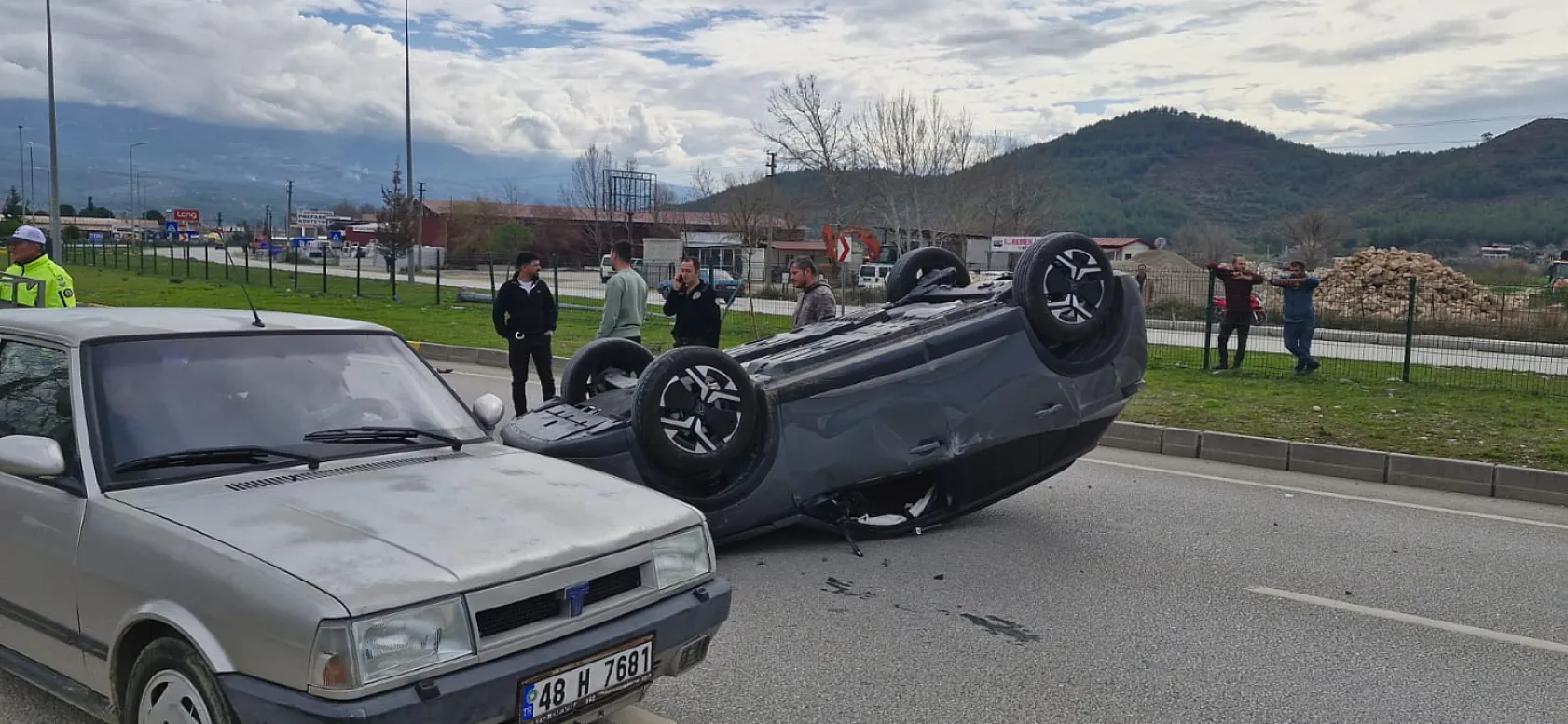 Seydikemer Zorlar Mahallesi'nde Kaza: İki Araç Bariyerlere Çarparak Takla Attı