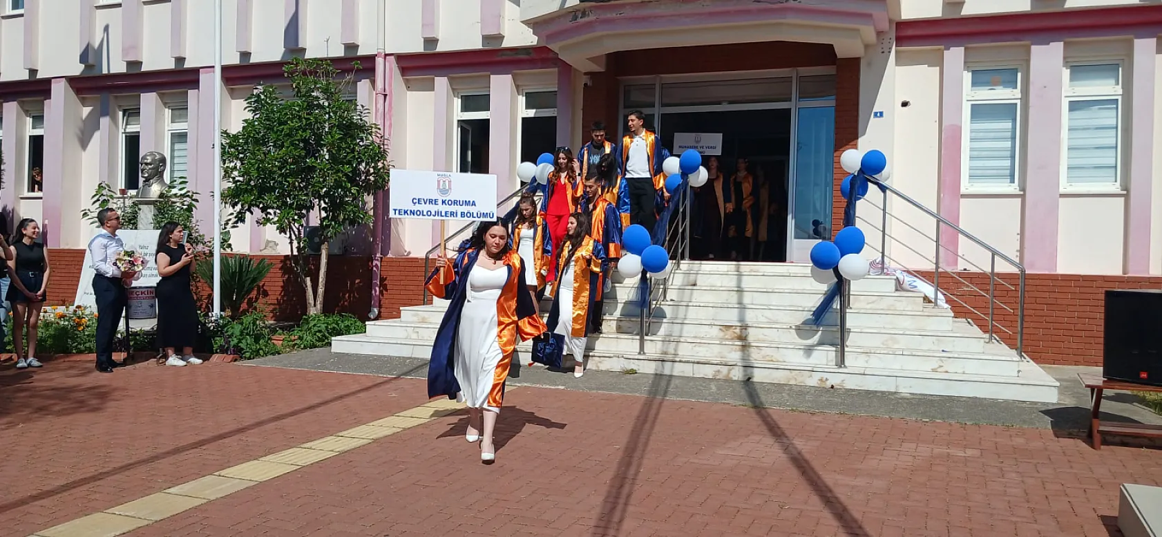 Fethiye Meslek Yüksekokulu'nda Mezuniyet Coşkusu: Yaklaşık 200 Öğrenci Kep Attı