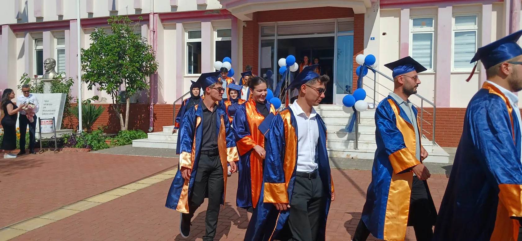 Fethiye Meslek Yüksekokulu'nda Mezuniyet Coşkusu: Yaklaşık 200 Öğrenci Kep Attı