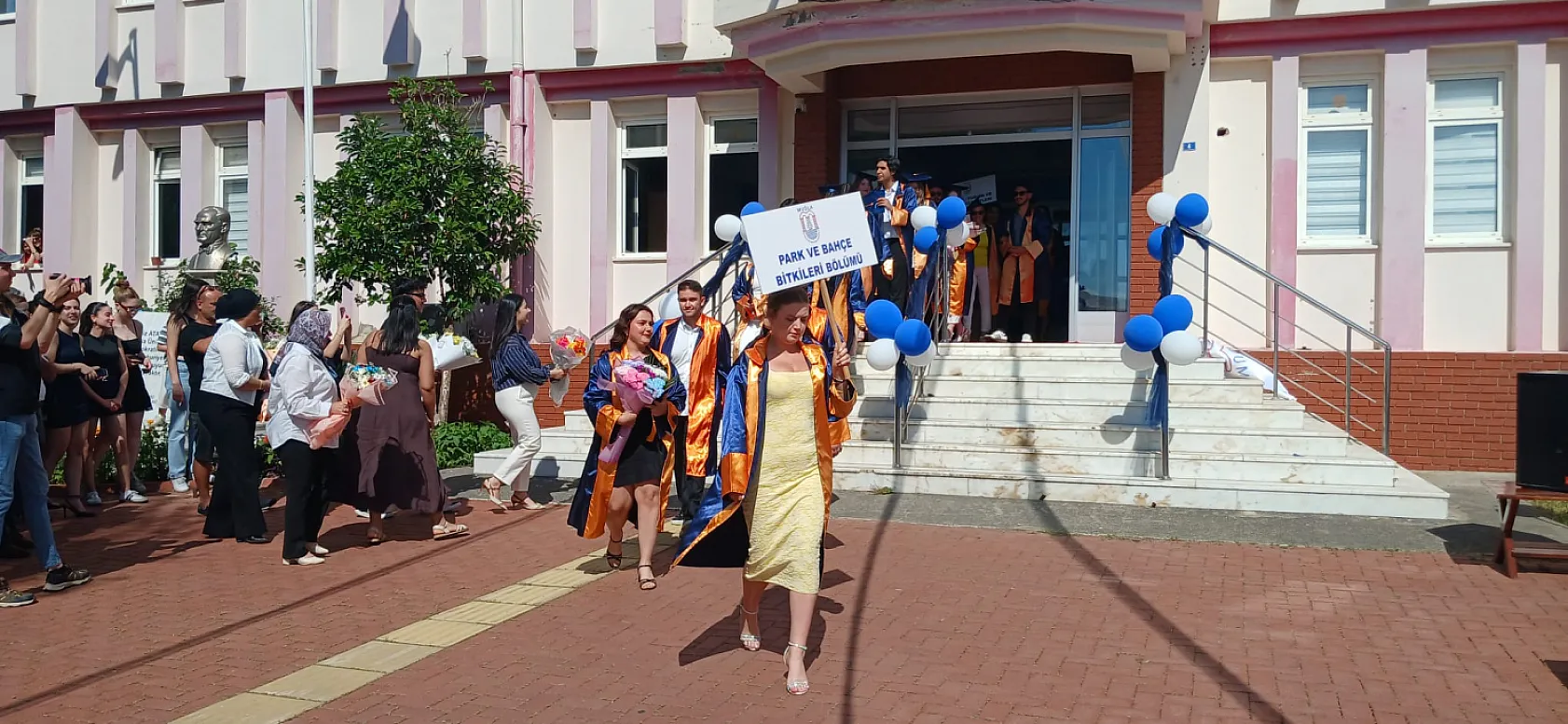 Fethiye Meslek Yüksekokulu'nda Mezuniyet Coşkusu: Yaklaşık 200 Öğrenci Kep Attı