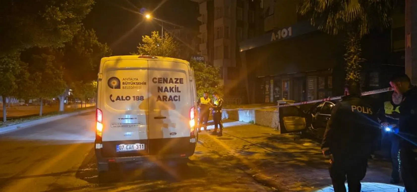 Antalya'da Otomobil Duvara Çarptı: Sürücü Hayatını Kaybetti
