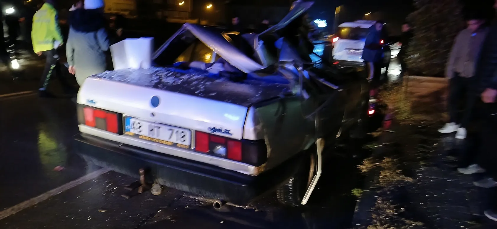 Park halindeki kamyona çarpan alkollü sürücü hurdaya dönen araçtan hafif yaralı olarak çıktı