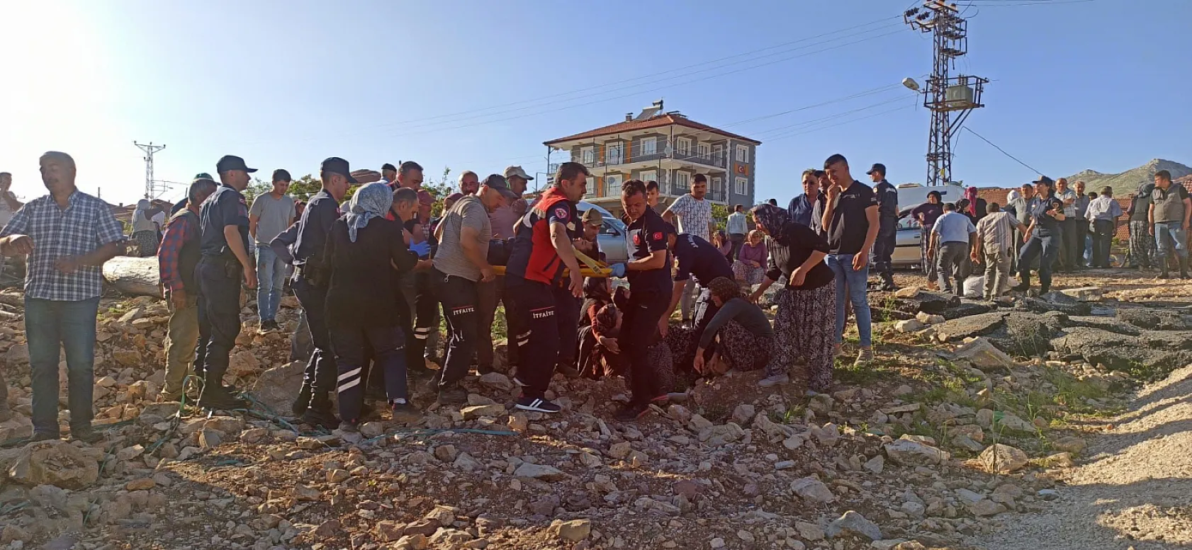 Devrilen traktörün altında kalan 11 yaşındaki çocuk öldü, 4 kişi yaralandı