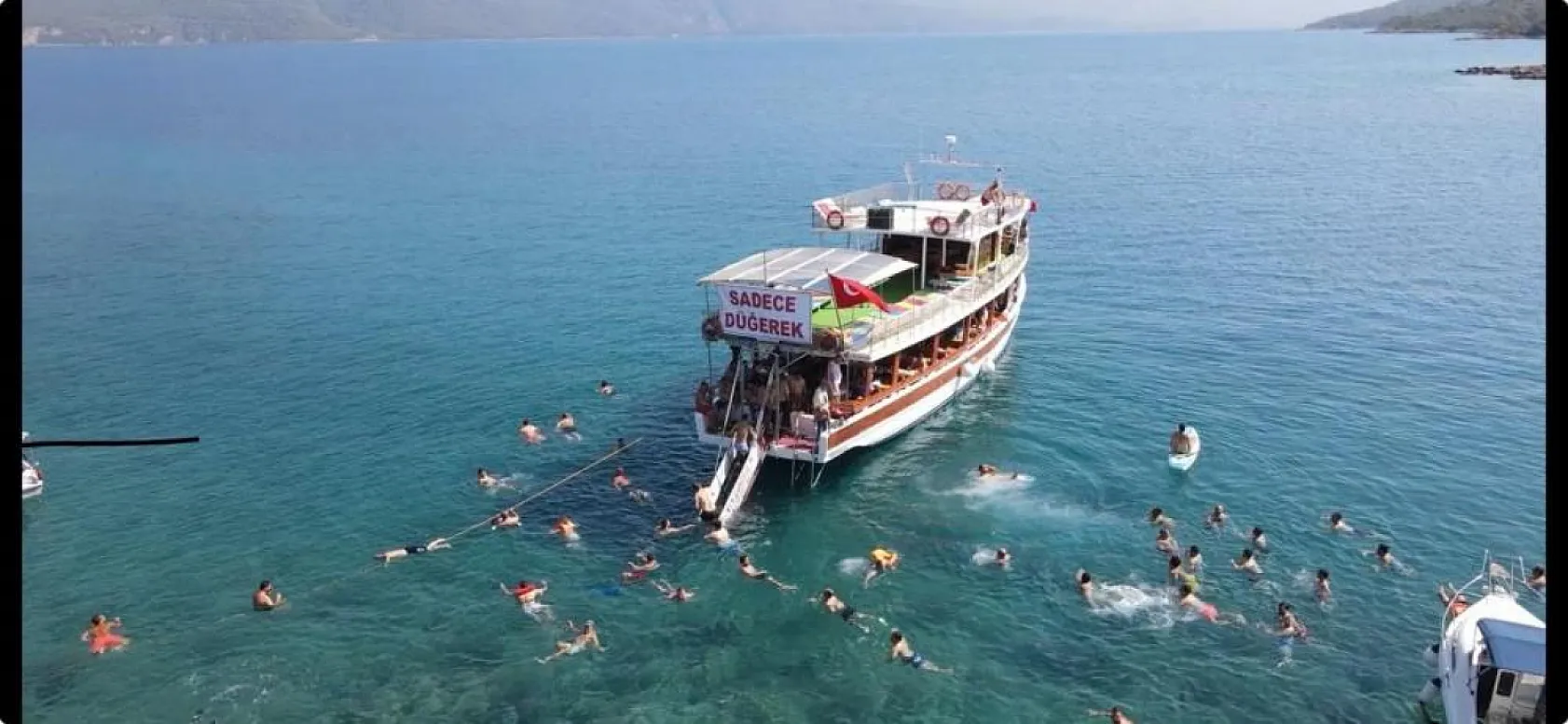 Mahalleliden denizin ortasında davul zurnalı eğlence