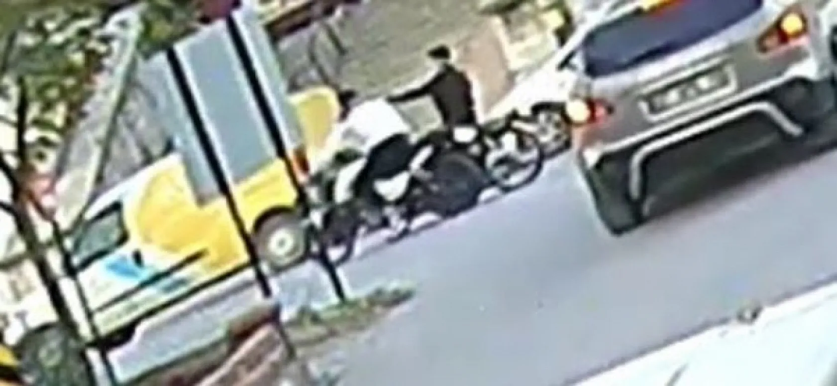 Akıl almaz kaza: Sinyali koluyla verince motosikletliyi yere düşürdü