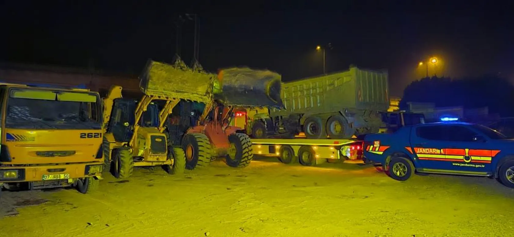 Kum hırsızlarına gece baskını: 1 tutuklama, 8 araca el konuldu