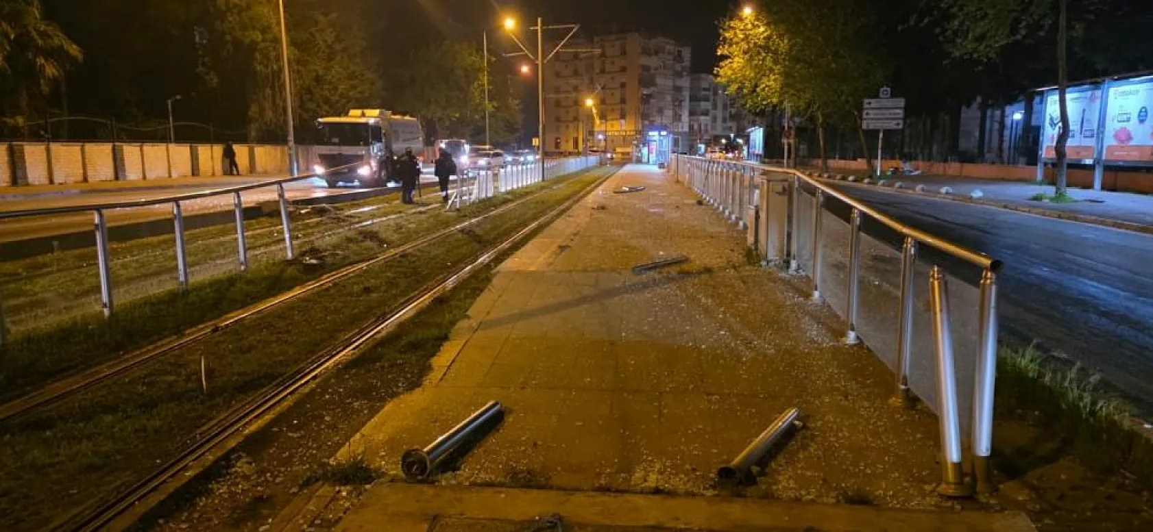 Antalya'da alkollü sürücü tramvay durağına daldı