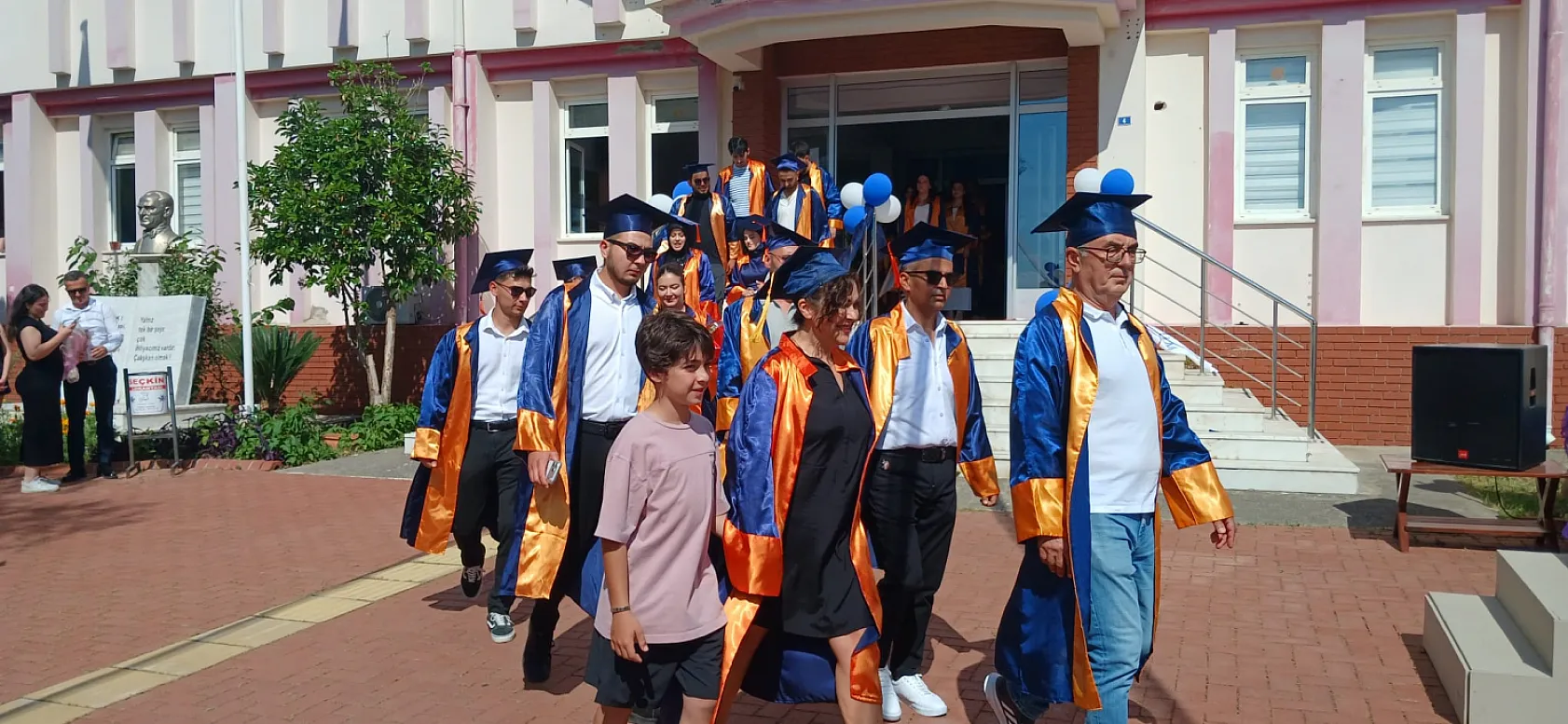 Fethiye Meslek Yüksekokulu'nda Mezuniyet Coşkusu: Yaklaşık 200 Öğrenci Kep Attı