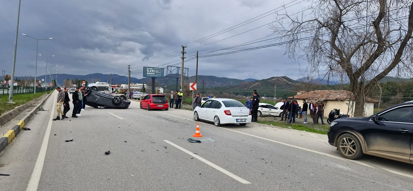 Seydikemer Zorlar Mahallesi'nde Kaza: İki Araç Bariyerlere Çarparak Takla Attı