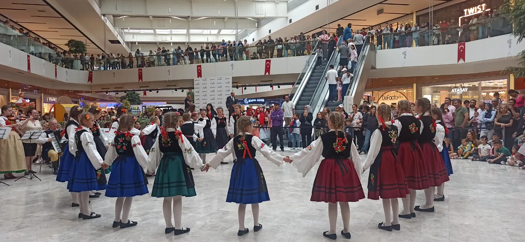 16. Uluslararası Altın Güneş Fethiye Çocuk Festivali'nde çocuklardan gösteri