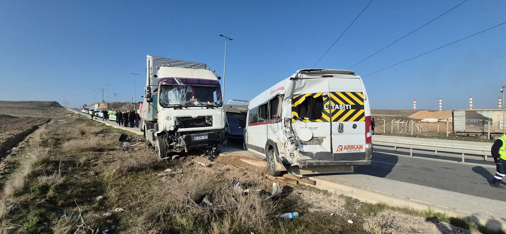 5 aracın karıştığı zincirleme kazada 12 kişi yaralandı