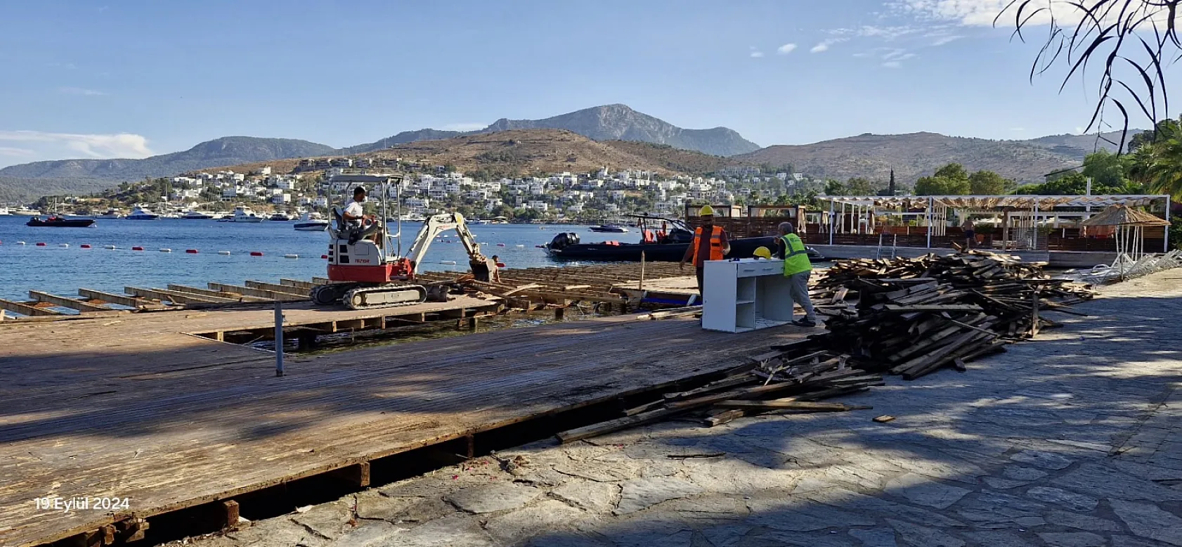 Bodrum'da kaçak iskele ve eklentileri söküldü