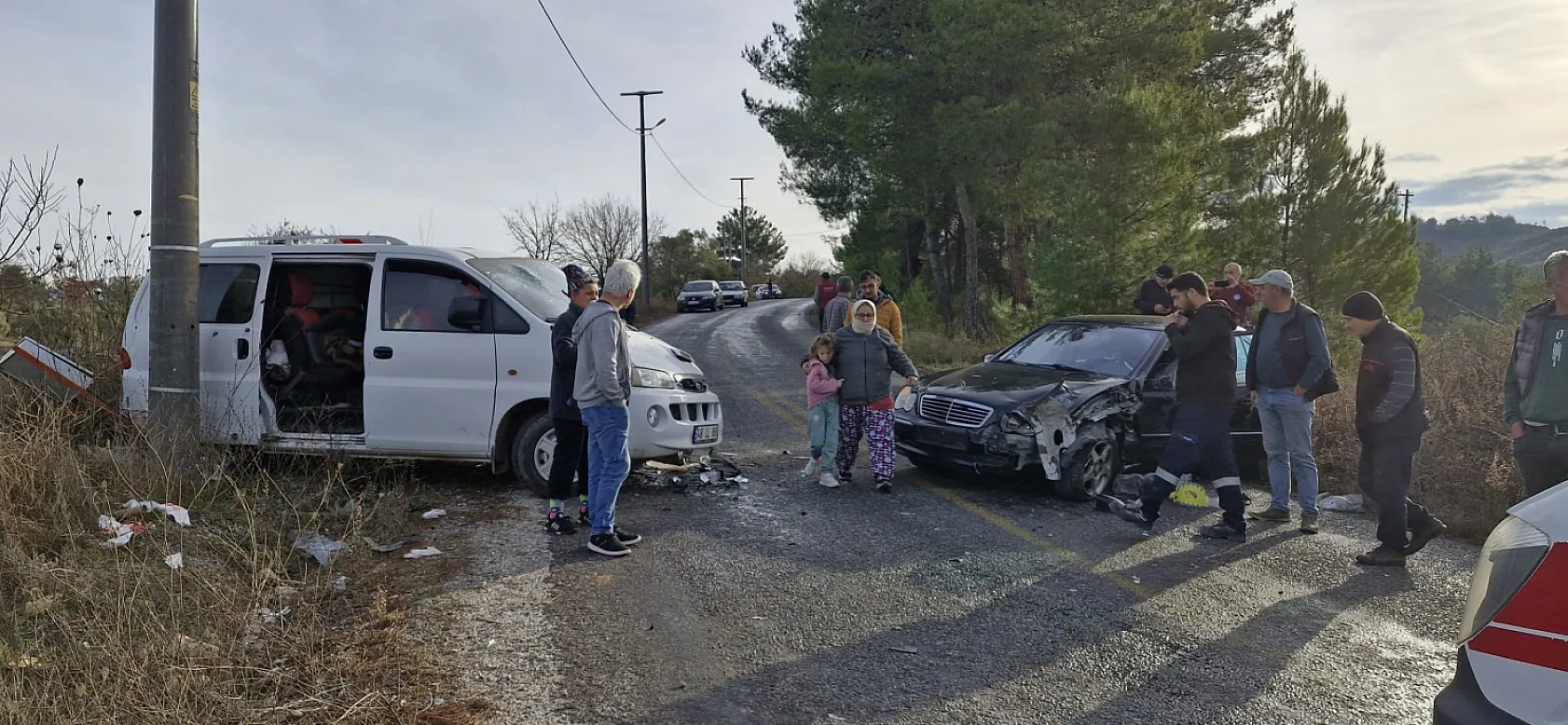 Milas'ta minibüs ile otomobil çarpıştı: 3 yaralı