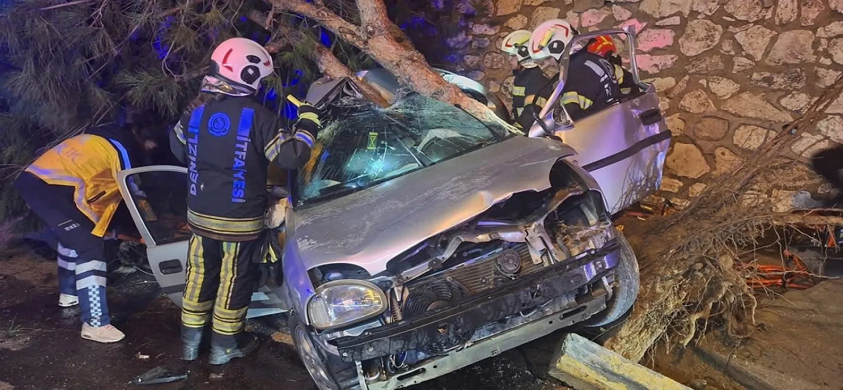 Ağaca çarpan otomobil hurdaya döndü, 2 genç hayatını kaybetti