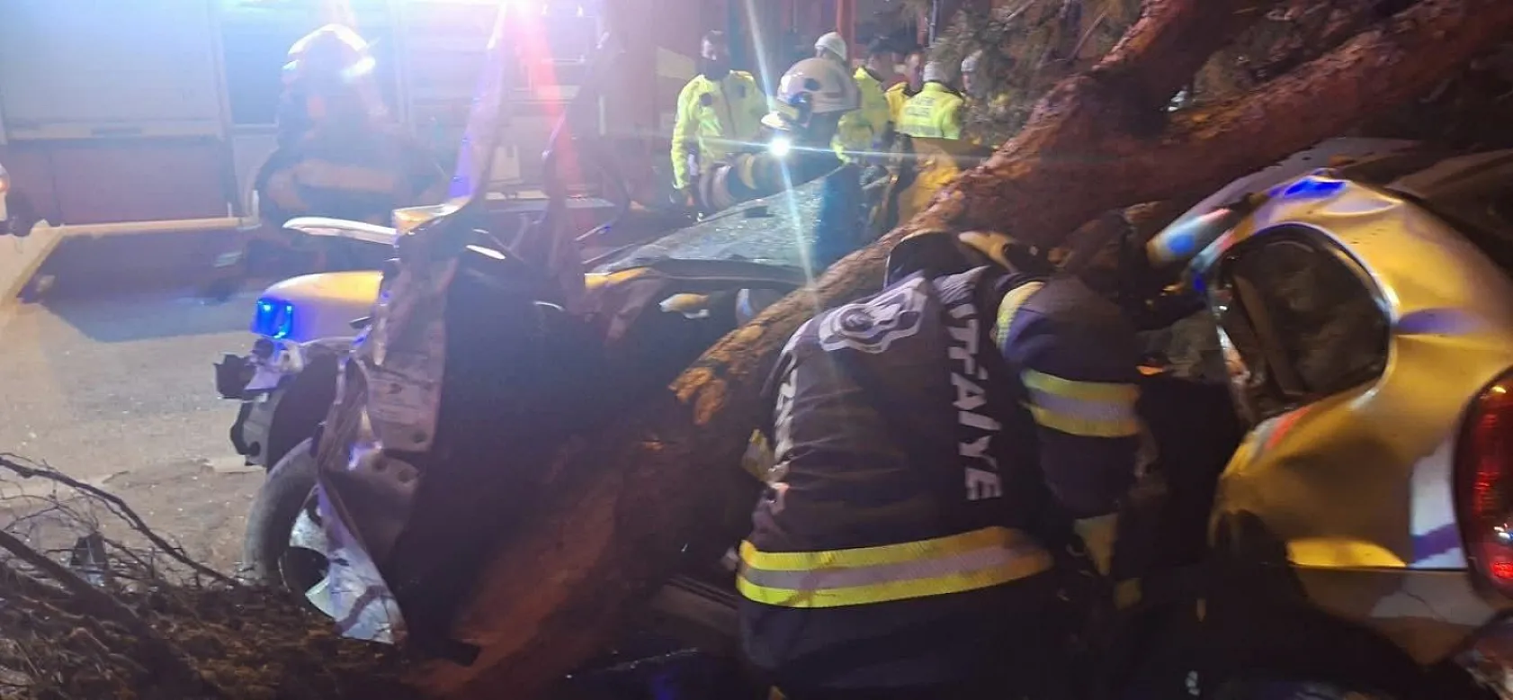 Ağaca çarpan otomobil hurdaya döndü, 2 genç hayatını kaybetti