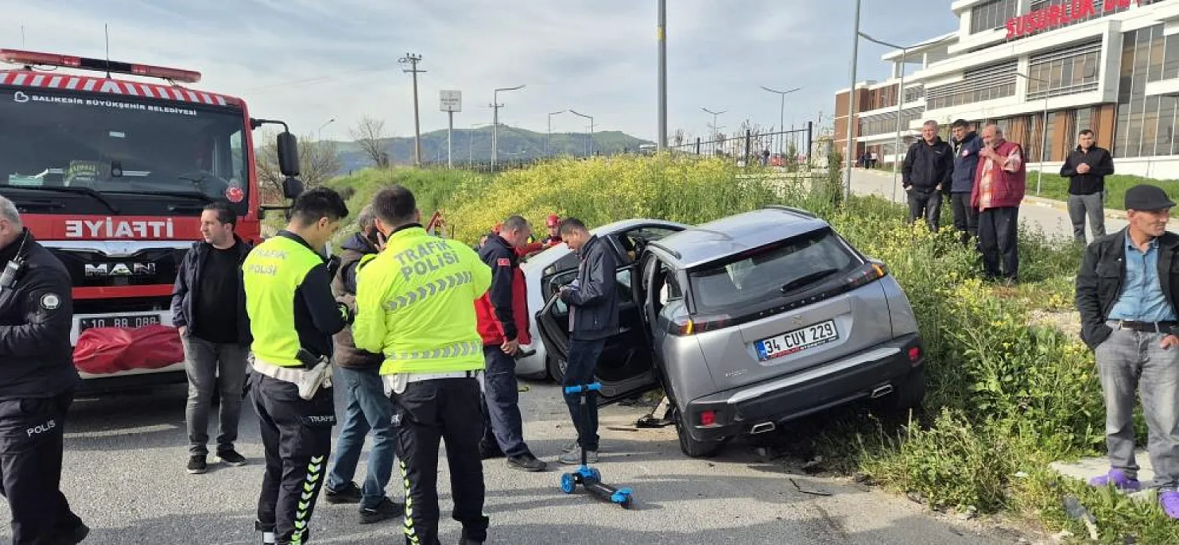 Çift taraflı trafik kazası: 4 kişi yaralandı