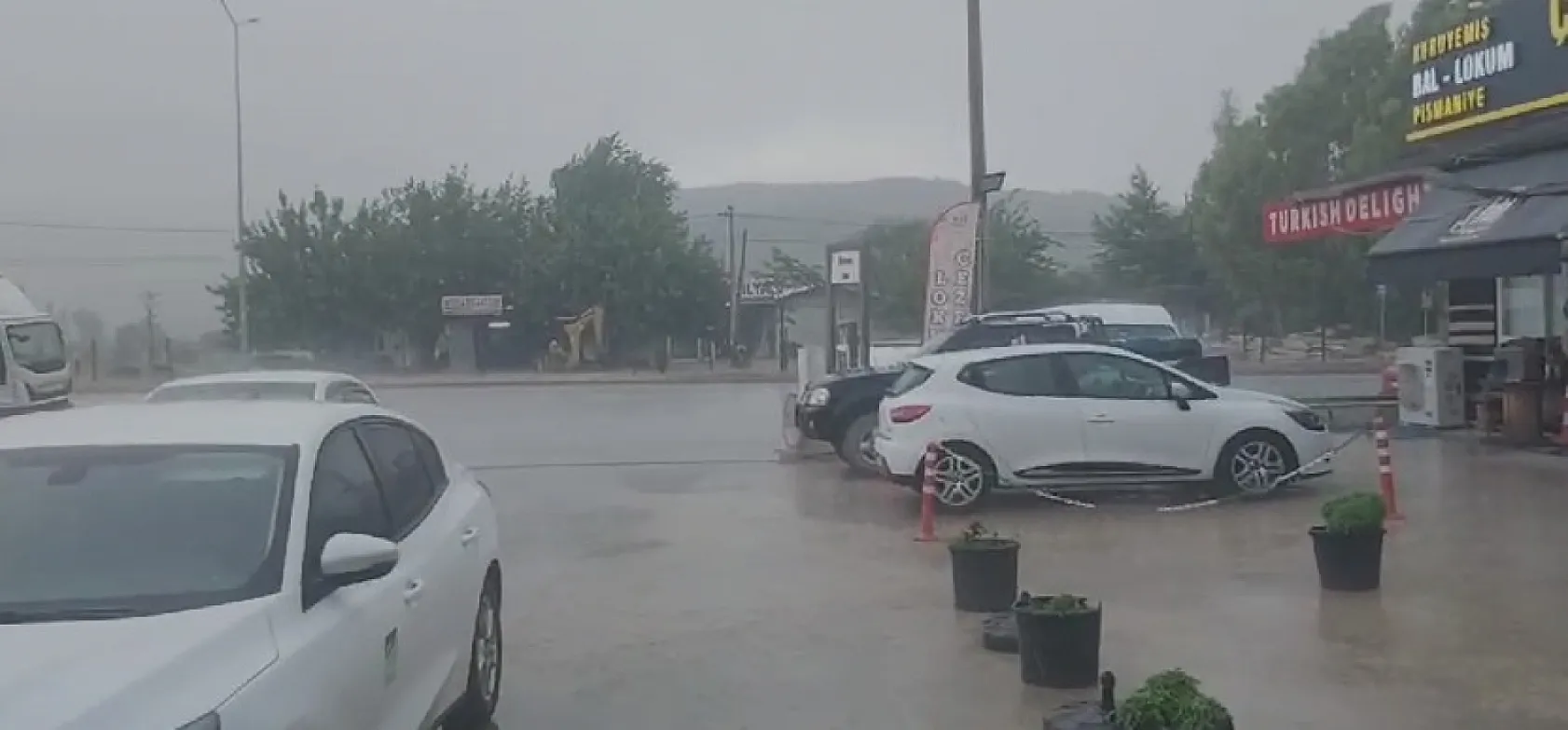 Fethiye ve Seydikemer'de Şiddetli Yağış Etkili Oldu