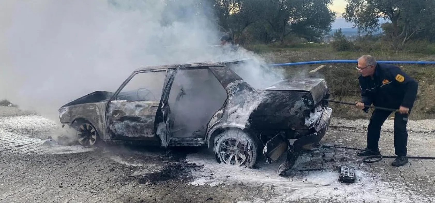 Yanan araç hurdaya döndü