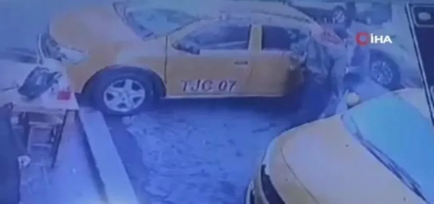 Taksiye alınmayan alkollü şahıs, aracın tekerleklerini bıçakladı